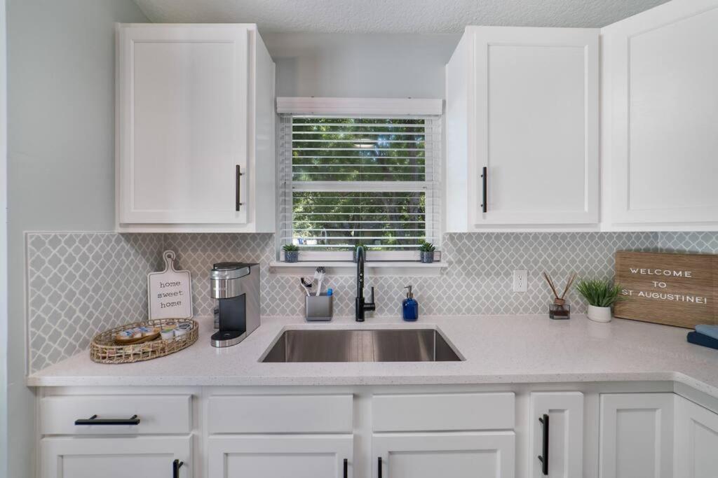 New Modern Bungalow Close To Downtown! Fully Fenced Yard St. Augustine Exterior photo